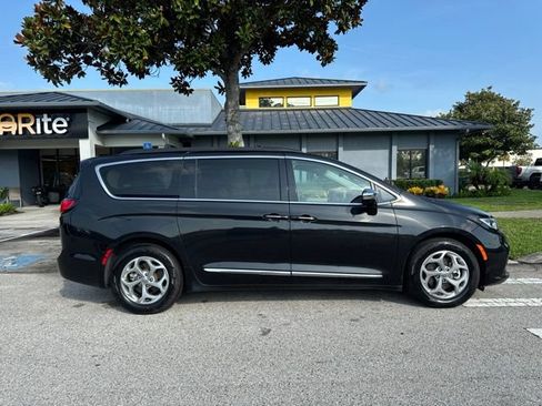 Used 2023 Chrysler Pacifica Limited FWD image 9