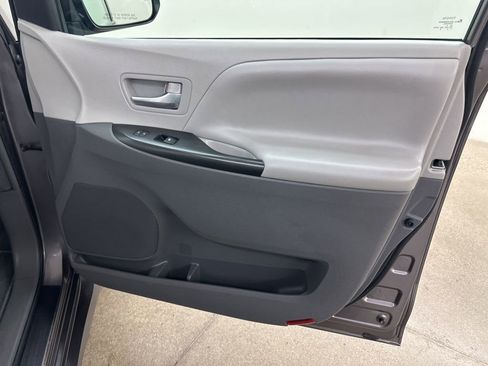 Used 2019 Toyota Sienna LE image 18