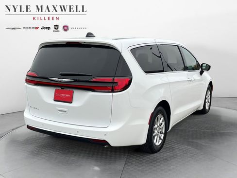 New 2026 Chrysler Pacifica Select image 16