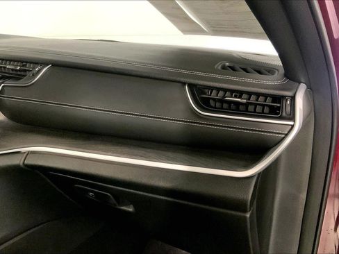 Used 2025 Jeep Grand Cherokee Limited AWD/4WD image 16