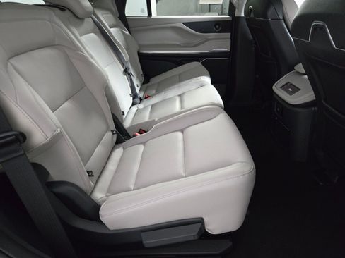 New 2026 Lincoln Navigator Premiere AWD/4WD image 18