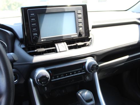 Used 2020 Toyota RAV4 XLE FWD image 9