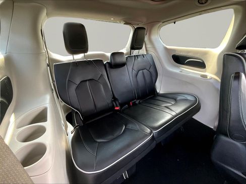 Used 2021 Chrysler Pacifica Limited w/ Uconnect Theater Family Group FWD image 24