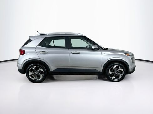 Used 2025 Hyundai Venue SEL FWD image 10