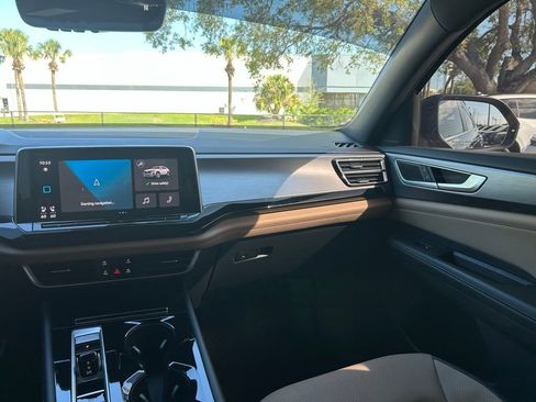 Used 2024 Volkswagen Atlas Cross Sport SE image 10