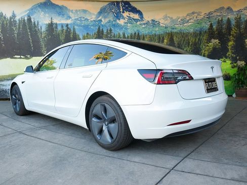 Used 2020 Tesla Model 3 Standard Range Plus image 4