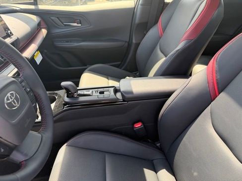 Used 2025 Toyota Prius Plug-In Hybrid image 8