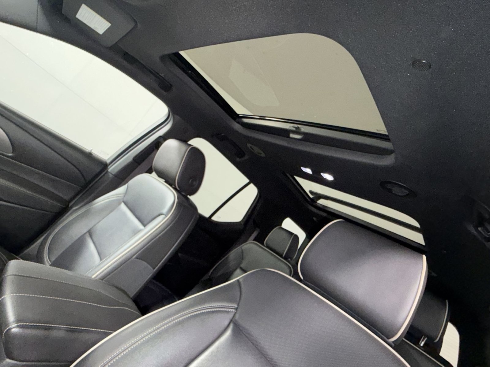 Used 2023 Chevrolet Traverse Premier FWD image 24