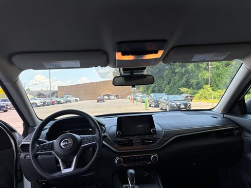 Used 2025 Nissan Altima 2.5 SV FWD image 33