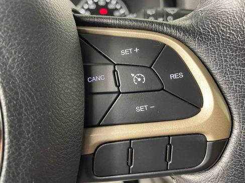 Used 2017 Jeep Renegade Latitude FWD image 10