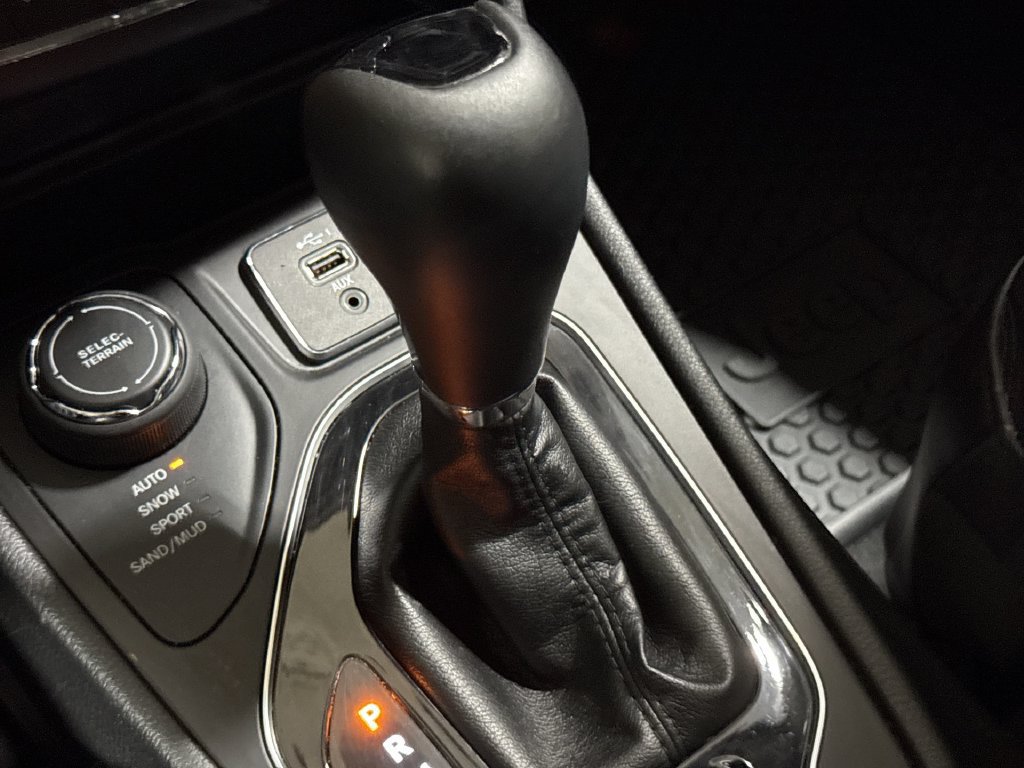 Used 2020 Jeep Cherokee Latitude Plus AWD/4WD image 17