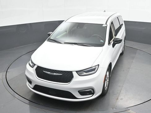 Used 2024 Chrysler Pacifica Touring-L FWD image 35