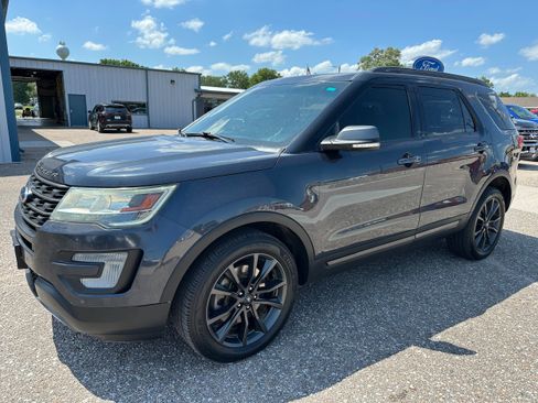 Used 2017 Ford Explorer XLT w/ Equipment Group 202A AWD/4WD image 1
