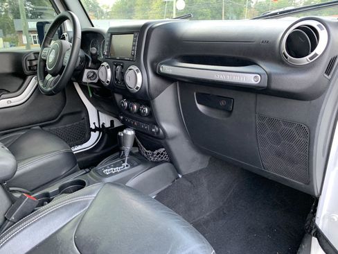 Used 2017 Jeep Wrangler Unlimited Sahara w/ Connectivity Group image 34