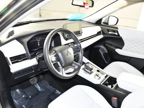Used 2024 Mitsubishi Outlander SEL AWD/4WD image 2