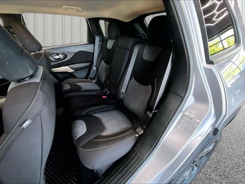Used 2018 Jeep Cherokee Latitude w/ Altitude Package AWD/4WD image 21
