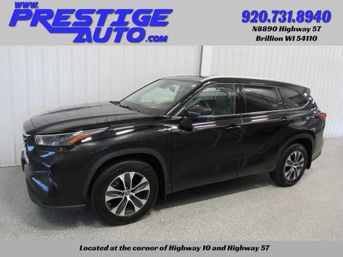 Used 2022 Toyota Highlander XLE AWD/4WD image 1