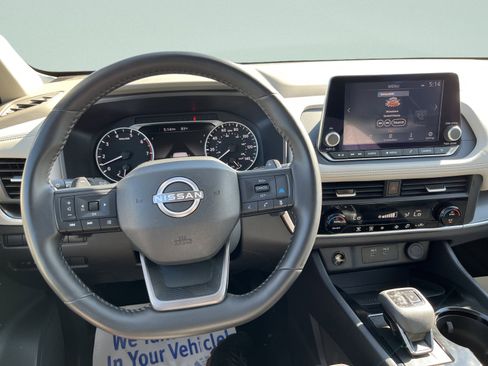 Used 2025 Nissan Rogue SV AWD/4WD image 18