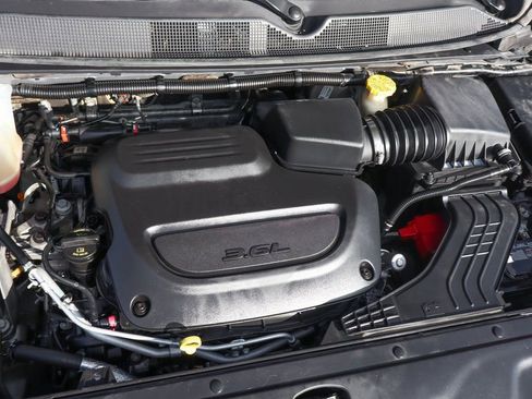 Used 2021 Chrysler Pacifica Touring-L image 12