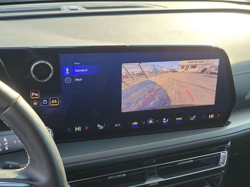 Used 2025 Chevrolet Traverse LT image 28