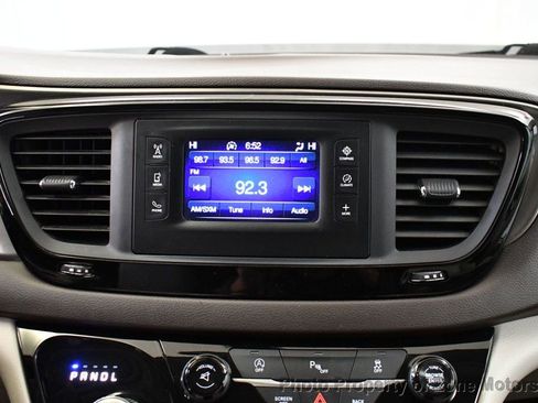 Used 2017 Chrysler Pacifica Touring-L image 24