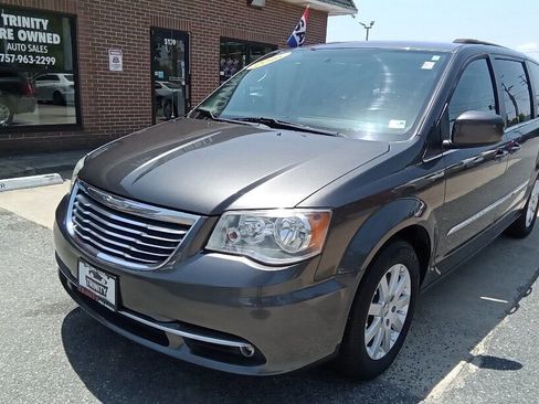 Used 2016 Chrysler Town & Country Touring image 1