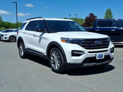 Used 2022 Ford Explorer XLT w/ Equipment Group 202A AWD/4WD image 3