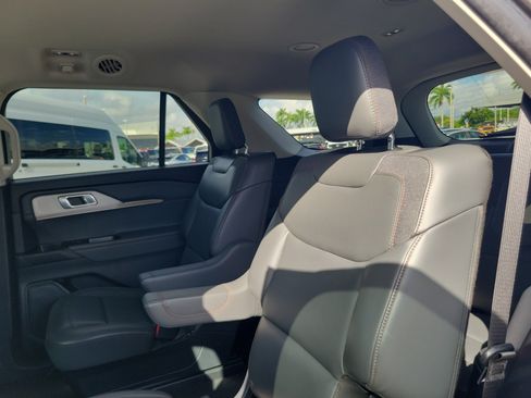 Used 2025 Ford Explorer Active w/ Active Comfort Package RWD image 15
