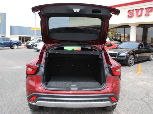 Used 2025 Chevrolet Trax LT FWD image 13