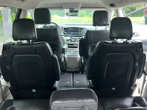 Used 2023 Chrysler Pacifica Touring-L FWD image 25