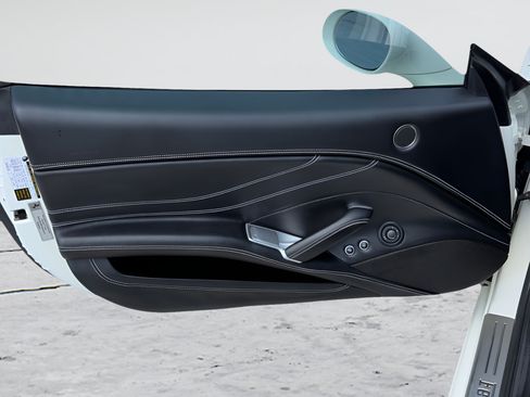 Used 2015 Ferrari California T RWD image 24