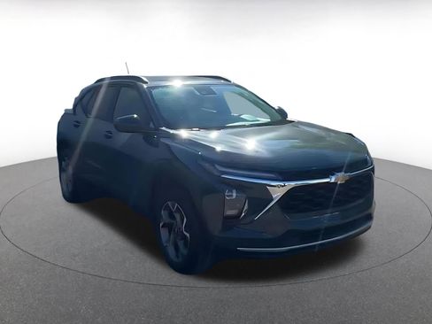 Used 2025 Chevrolet Trax LT w/ LT Convenience Package FWD image 3