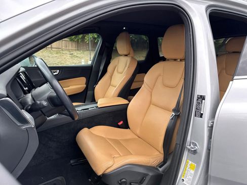 Used 2019 Volvo XC60 T5 Momentum w/ Advanced Package AWD/4WD image 4