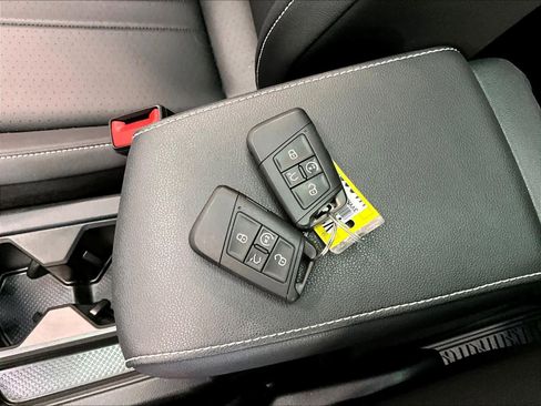 Used 2023 Volkswagen Tiguan SE w/ Panoramic Sunroof Package FWD image 13