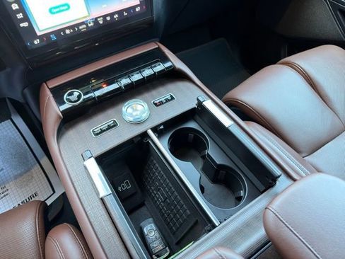 Used 2025 Lincoln Navigator Reserve AWD/4WD image 24