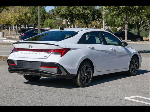 New 2026 Hyundai Elantra SEL FWD image 4