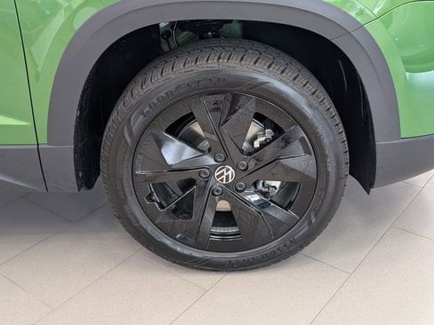 New 2026 Volkswagen Taos SE FWD image 9