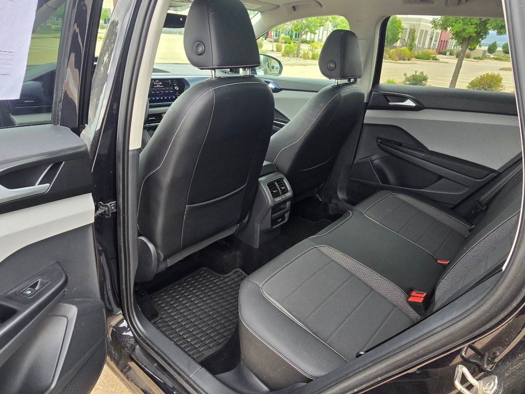Used 2023 Volkswagen Taos SE w/ Panoramic Sunroof Package FWD image 16