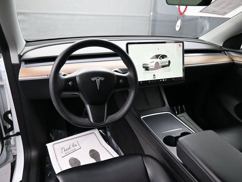 Used 2022 Tesla Model Y Long Range image 9