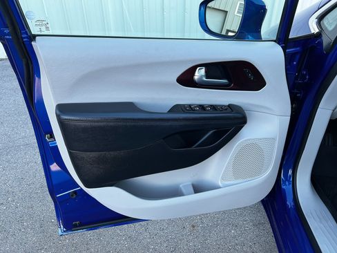 Used 2020 Chrysler Pacifica Limited image 11