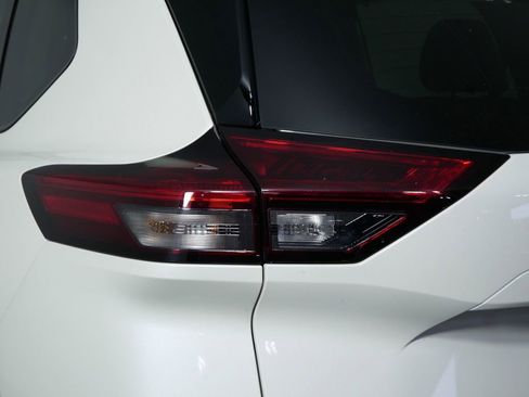 Used 2023 Nissan Rogue SL w/ SL Premium Package image 10