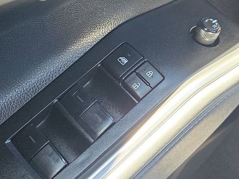 Used 2023 Toyota Highlander XLE FWD image 28