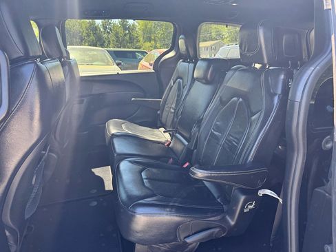 Used 2019 Chrysler Pacifica Touring-L w/ S Appearance Package FWD image 30