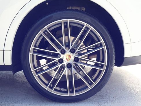 Certified 2023 Porsche Cayenne Platinum Edition image 27