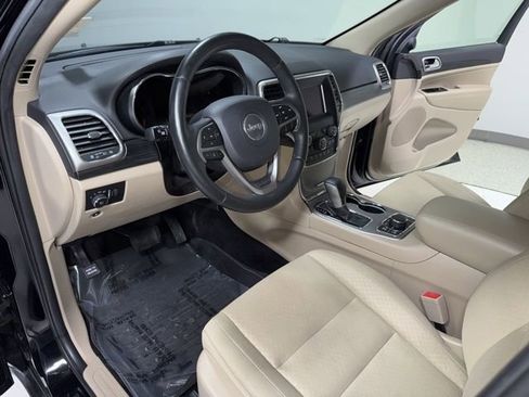 Used 2019 Jeep Grand Cherokee Laredo AWD/4WD image 12
