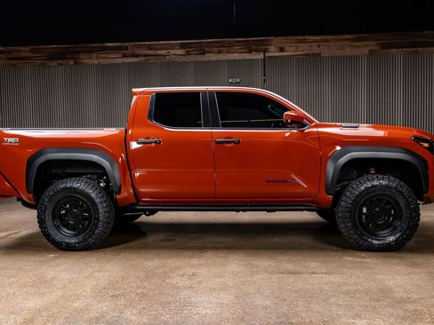 Used 2025 Toyota Tacoma TRD Off-Road image 11