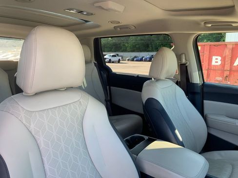 Used 2025 Kia Carnival SX w/ SX Dark Edition Package FWD image 21
