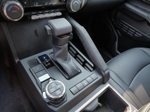 Certified 2025 Toyota Tacoma TRD Off-Road AWD/4WD image 25