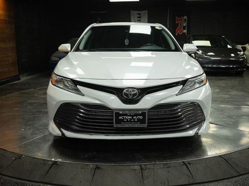Used 2018 Toyota Camry XLE image 3