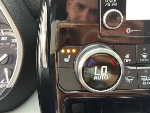 Used 2022 Toyota Highlander XLE AWD/4WD image 32